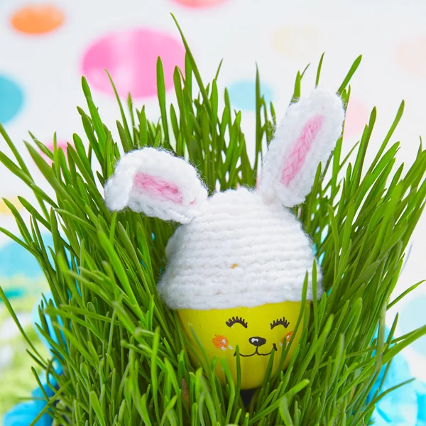 Pasen decoratie met schattige ei in bunny hoed — Stockfoto