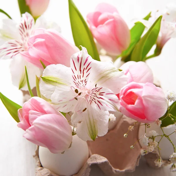 Décoration de Pâques avec des fleurs — Photo