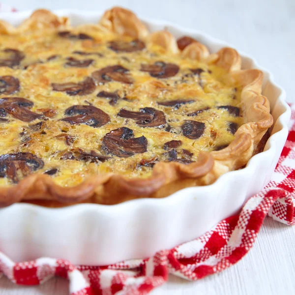 Karamelizovanou šalotkou a houbovou Quiche — Stock fotografie