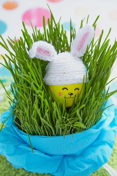 Pasen decoratie met schattige ei in bunny hoed — Stockfoto