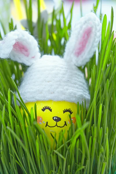 Pasen decoratie met schattige ei in bunny hoed — Stockfoto