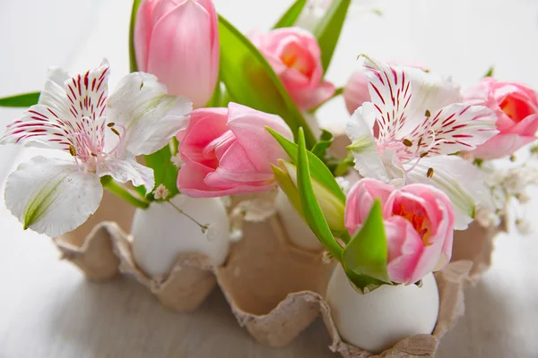 Décoration de Pâques avec des fleurs — Photo