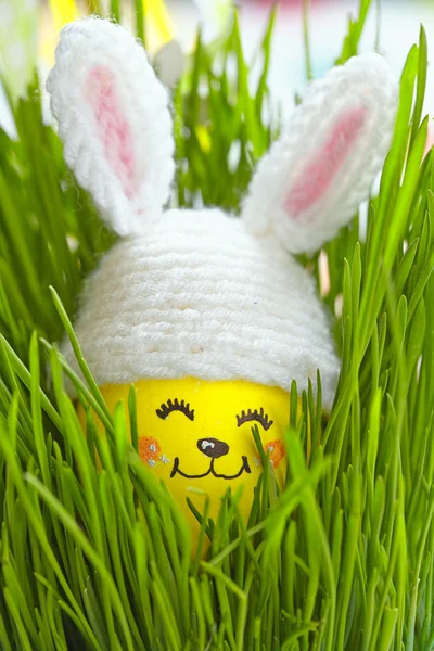 Velikonoční dekorace s roztomilý vejcem v klobouku zajíček — Stock fotografie