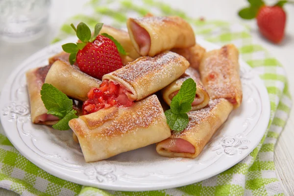 Свіжої полуниці французькі крепи з м'ятою на сніданок — стокове фото