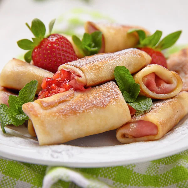 Νωπών φράουλα γαλλικά κρέπες με μέντα για πρωινό — Φωτογραφία Αρχείου