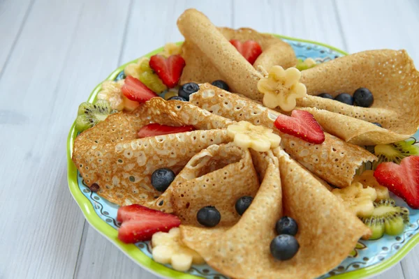 Lustige Crêpes in Schmetterlingsform mit Beeren — Stockfoto