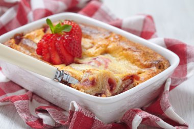 Çilekli krep rulo cheesecake pişmiş