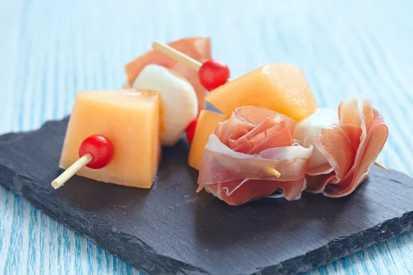 Vorspeise mit Melone, Käse und Schinken — Stockfoto