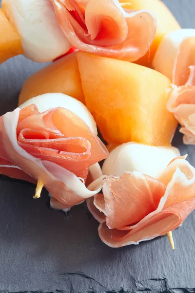 Antipasto con melone, formaggio e prosciutto — Foto Stock