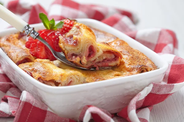 Crêpes aux fraises roulées au four dans un gâteau au fromage — Photo