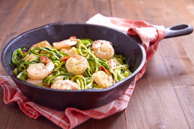 Kabak spagetti karides ile
