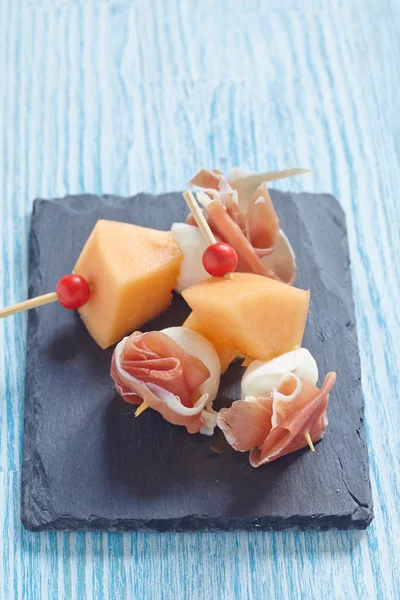 Vorspeise mit Melone, Käse und Schinken — Stockfoto