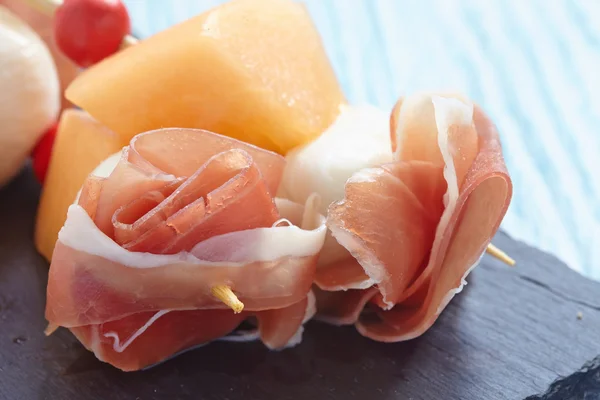 Antipasto con melone, formaggio e prosciutto — Foto Stock