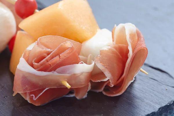 Aperitivo com melão, queijo e presunto — Fotografia de Stock