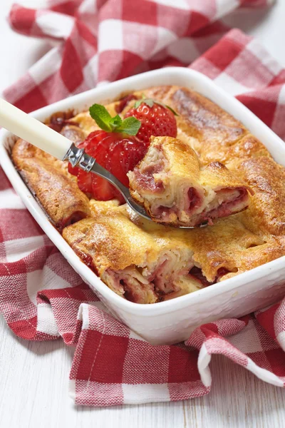 Crêpes aux fraises roulées au four dans un gâteau au fromage — Photo