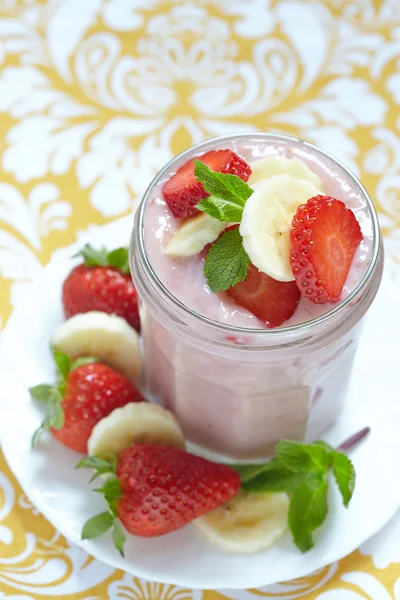 Overnight oatmeal smoothie with strawberry and banana — Stock Photo, Image