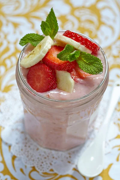 Smoothie de aveia durante a noite com morango e banana — Fotografia de Stock