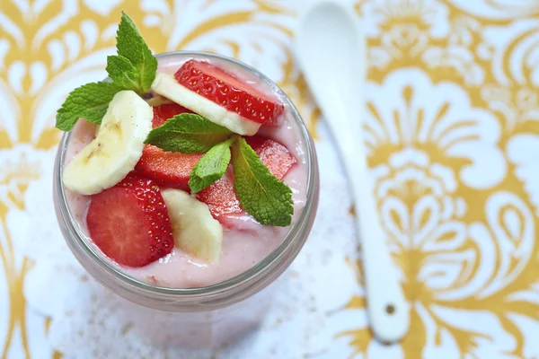 Overnight oatmeal smoothie with strawberry and banana — Stock Photo, Image