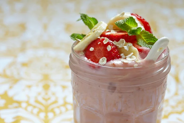 Overnight oatmeal smoothie with strawberry and banana — Stock Photo, Image