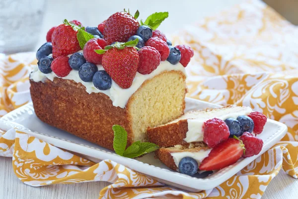 Berry cake with strawberry, raspberry and blueberry — Stock Photo, Image