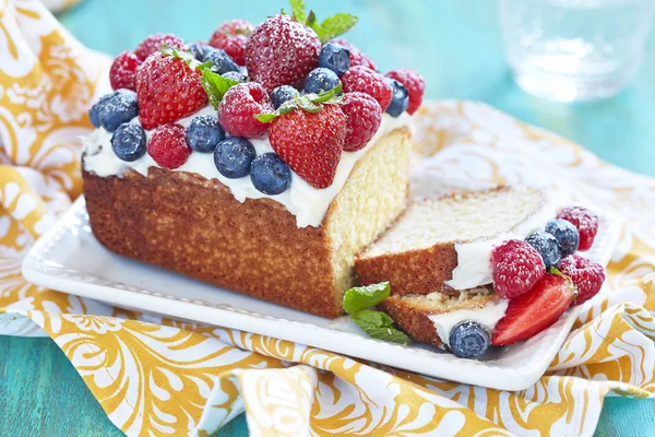 Bolo de bagas com morango, framboesa e mirtilo — Fotografia de Stock