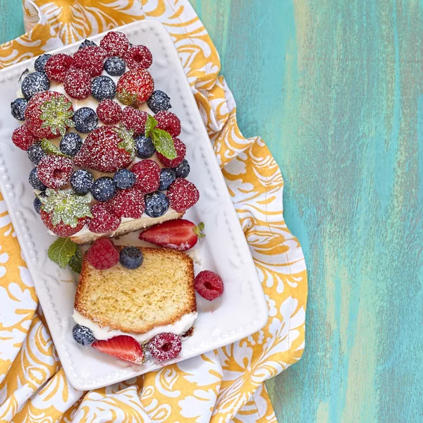 Bolo de bagas com morango, framboesa e mirtilo — Fotografia de Stock