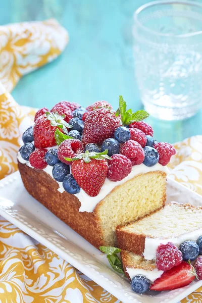 Beerenkuchen mit Erdbeere, Himbeere und Blaubeere — Stockfoto