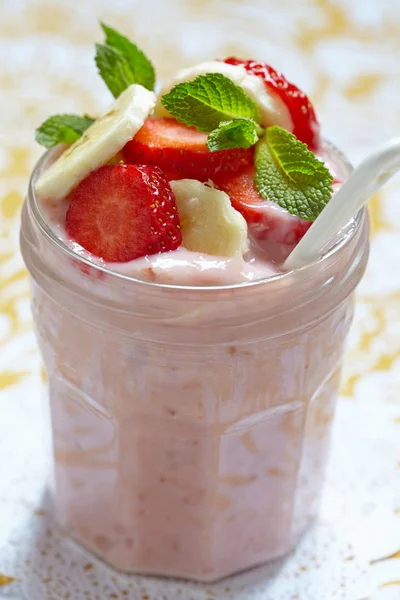 Overnight oatmeal smoothie with strawberry and banana — Stock Photo, Image