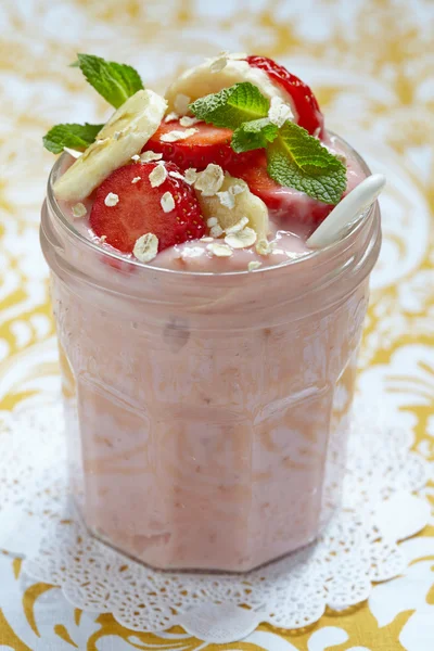 Overnight oatmeal smoothie with strawberry and banana — Stock Photo, Image