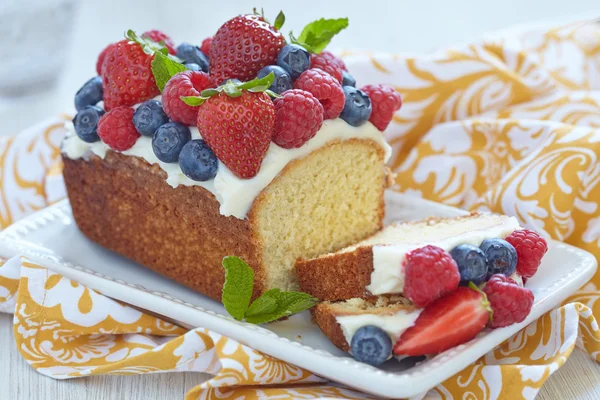 딸기, 라즈베리와 블루베리 베리 케이크 — 스톡 사진