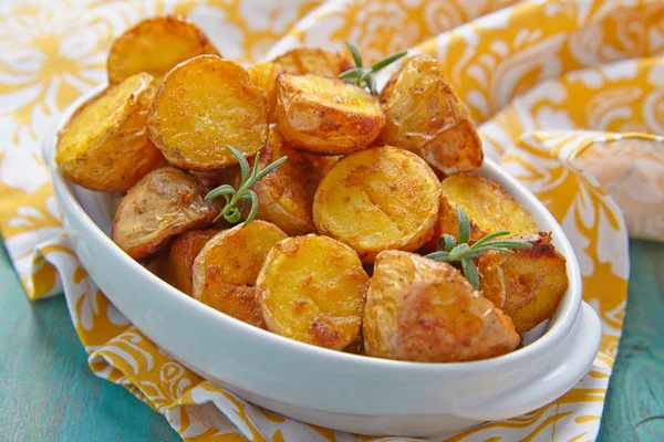 Forno assado batatas com alecrim — Fotografia de Stock