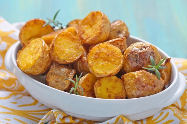 Forno assado batatas com alecrim — Fotografia de Stock