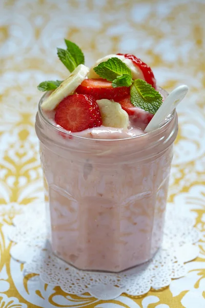 Overnight oatmeal smoothie with strawberry and banana — Stock Photo, Image