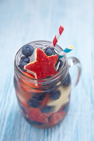 Cocktail mit Erdbeere, Blaubeere und Apfel — Stockfoto