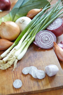 rustik ahşap arka plan üzerinde renkli soğan