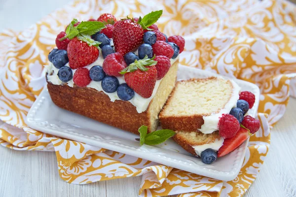 Berry tårta med jordgubbar, hallon och blåbär — Stockfoto