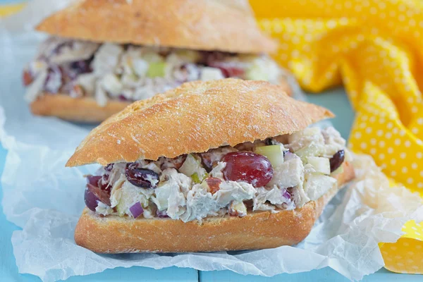 Sanduíche de salada de frango com iogurte grego — Fotografia de Stock