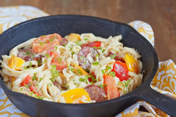 Korv peppar Fettuccini stekpanna — Stockfoto