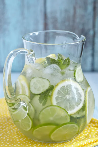 Agua de fruta en jarra de vidrio —  Fotos de Stock