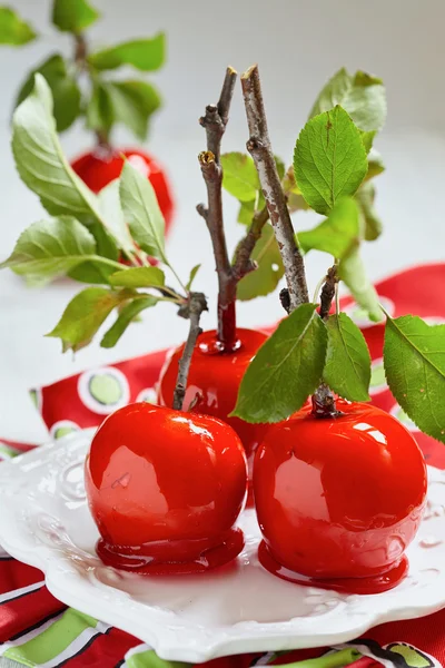 Manzanas enlatadas en un palillo — Foto de Stock