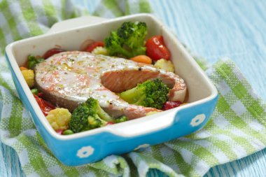 Sebze ile pişmiş kırmızı somon