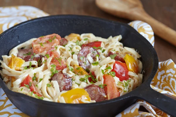 Korv peppar Fettuccini stekpanna — Stockfoto