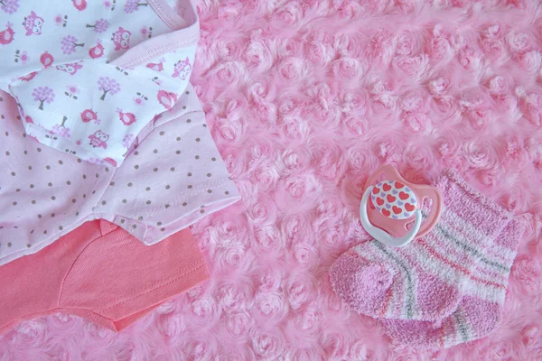 Μωρουδιακά ρούχα για νεογέννητο κοριτσάκι — Φωτογραφία Αρχείου