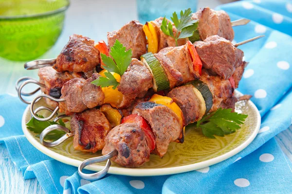 Brochetas de cerdo a la parrilla — Foto de Stock