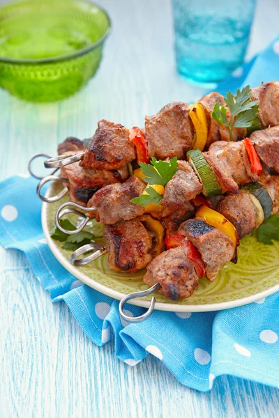 Brochetas de cerdo a la parrilla — Foto de Stock