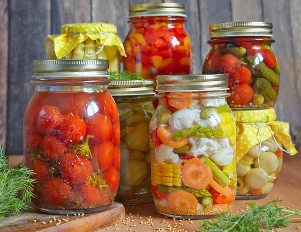 Herbstkonserven. Mariniertes Essen. — Stockfoto