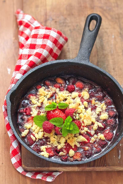 Berry crumble with strawberry and raspberry — Stock Photo, Image