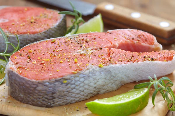 Bifes de salmão vermelho cru — Fotografia de Stock