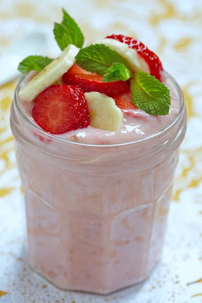 Overnight oatmeal smoothie with strawberry and banana — Stock Photo, Image