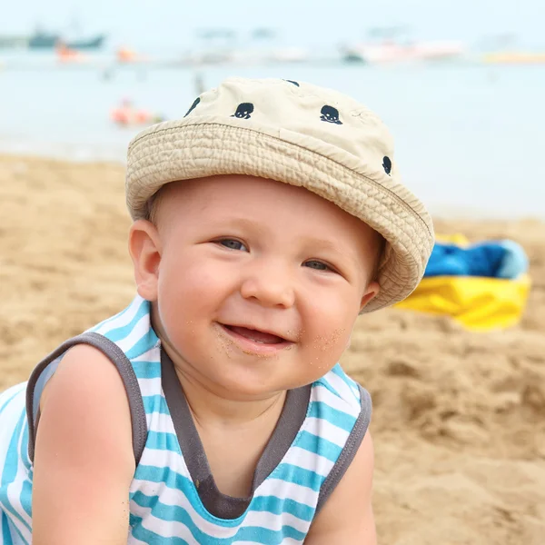 Adorável menino na praia — Fotografia de Stock
